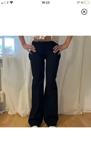 Lågmidjade kostymbyxor  - Ett par lågmidjade kostymbyxor köpta här på plick! Passa tyvär Inte mig så jag säljer vidare. Det är väldigt långa i benen även på mig som är 174cm lång. Lånade bilder ifrån föra säljaren