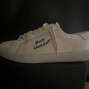 Saint Laurent - Ett par riktigt fräscha Saint Laurent skor i skick 9/10 till en riktig steal! Låda, dustbags, skosnören och certifikat medföljdes! Ställa gärna frågor om de önskas☺️