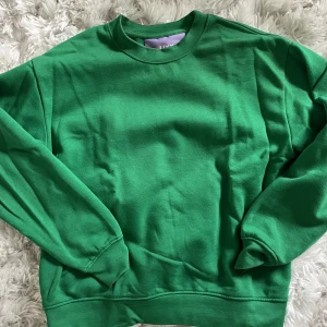 grön sweatshirt  - grön sweatshirt i storlek S, tröjan är från märket JJXX som säljs på bland annat zalando. tröjan är använd ett fåtal gånger så i mycket bra skick🥰  köparen står för frakten 