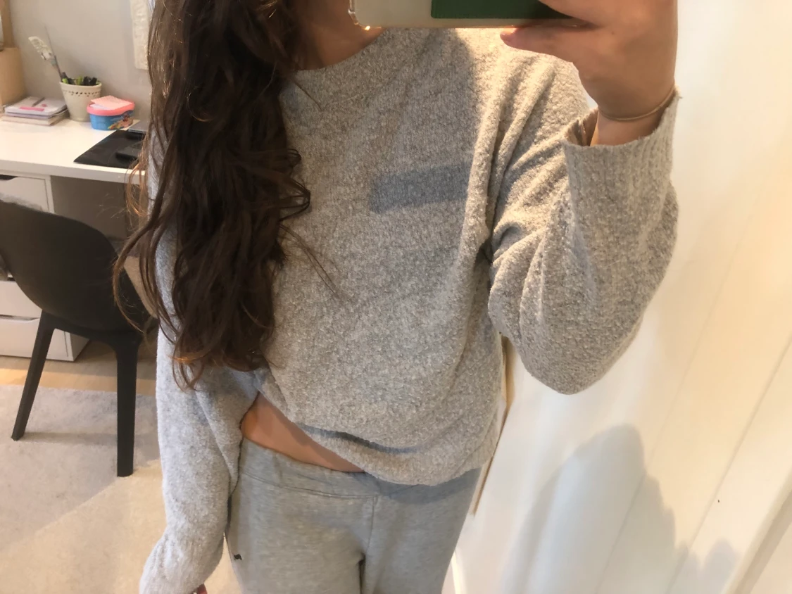 grå stickad tröja 