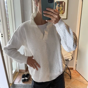 Stickad tjocktröja - Stickad tjocktröja från SHEIN med krage! 