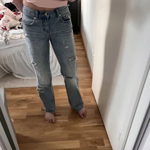 Byxor  - Byxor med slitningar från stradivarius. Knappt använda så i fint skick. Sitter bra i längden på mig som är 157cm. Mid rise