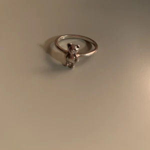 maria nilsdotter  - säljer denna så söta ring från maria nilsdotter! ringen är köpt ett tag sen men har inga tecken på effekter. vet inte riktigt storleken men kan mötas upp och testa. kan gå ner i pris! skriv om ni är intresserade 💞