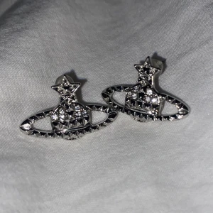 Vivienne westwood örhängen  - Inspirerade av vivianne westwood örhängena. Frakt 15 kr om du betalar via swish 