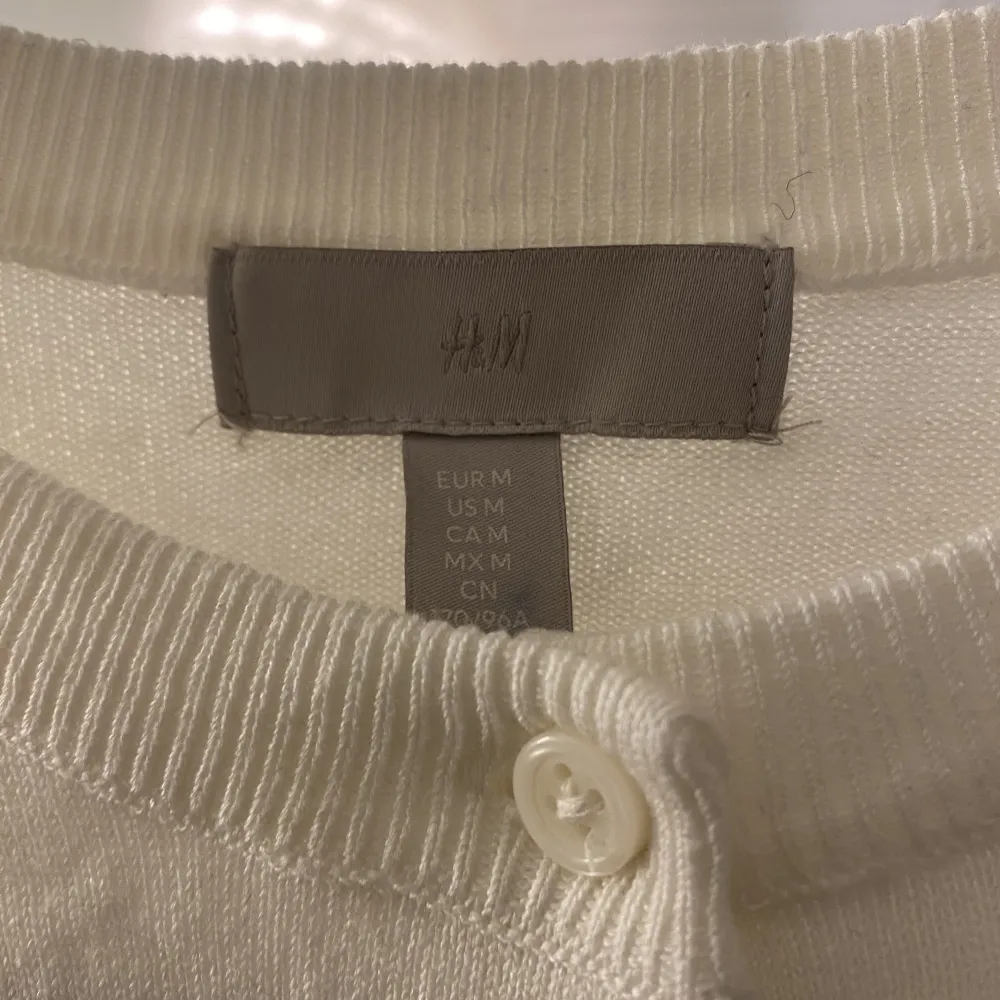 Super fin vit kofta från H&M använd 1 gång!. Tröjor & Koftor.