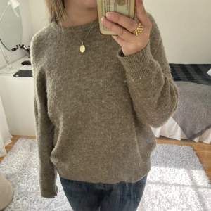 Så mysig stickad tröja, perfekt till hösten!! Köpt på en liten affär i Danmark, storlek L. Köparen står för frakten☺️