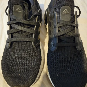 Adidas sneakers - Super fräscha men är något små i storleken. Hör av dig om du undrar något. 😊