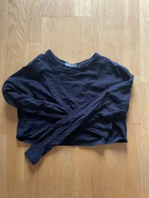 (Förlåt för rynkorna! Dom har bara legat i min låda länge) Denna tröja från Weekday är i nyskick och nästan aldrig använd då den är en aning för kort för mig. Säljer för billigt eller så får du den gratis om du köper nåt mer för 100kr (;