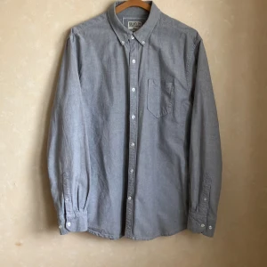 Snygg skjorta Identity XL - Perfekt skick,som ny,100% bomull,XL,längd 84cm,bredd 55cm.