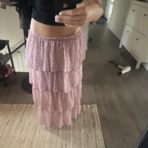 söt långkjol - säljer denna långkjolen då den var för kort på mig som är 171 (lånade bilder från förra ägaren) 💞 skriv vid frågor eller intresse 🫶🏼