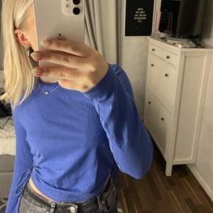 Mörkblå topp - Säljer denna topp från Veromoda med fina knytdetaljer i sidan. Aldrig använd💙💙