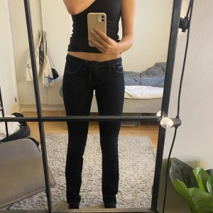 Lågmidjade jeans  - Säljer dessa superfina lågmidjade straight leg jeans i färgen mörkblå från GAS💞 tveka inte att höra av dig om frågor ❣️