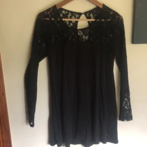 Spets tunika - En tunika i spetsstl S men motsvarar M.Begagnad och hel utan defekt.
