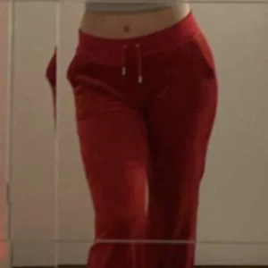 Juicy couture  - Ett par röda juicy byxor i storlek M som knappt är använda. Säljer då dom sitter lite tight på mig. Säljer för 800kr❤️ Nypris 1099kr