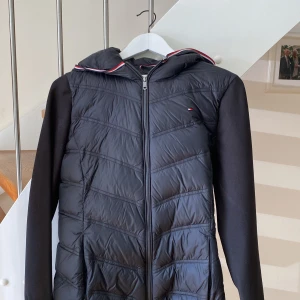 Tommy Hilfiger  - Snygg tröj-jacka från Tommy Hilfiger.  Sparsamt använd