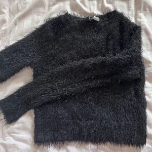 Stickad tröja - Tryck ej på köp nu! Säljer denna fluffiga stickade tröjan då den ej kommer till användning 🖤mysig och snygg! Pris kan alltid diskuteras 