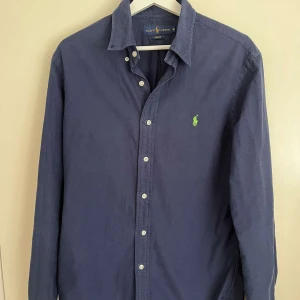 Ralph lauren skjorta - Skit snygg Ralph lauren skjorta som är i fel fritt skick, är i storlek M och är väldigt efter frågad. Skriv för fler bilder eller annan information.