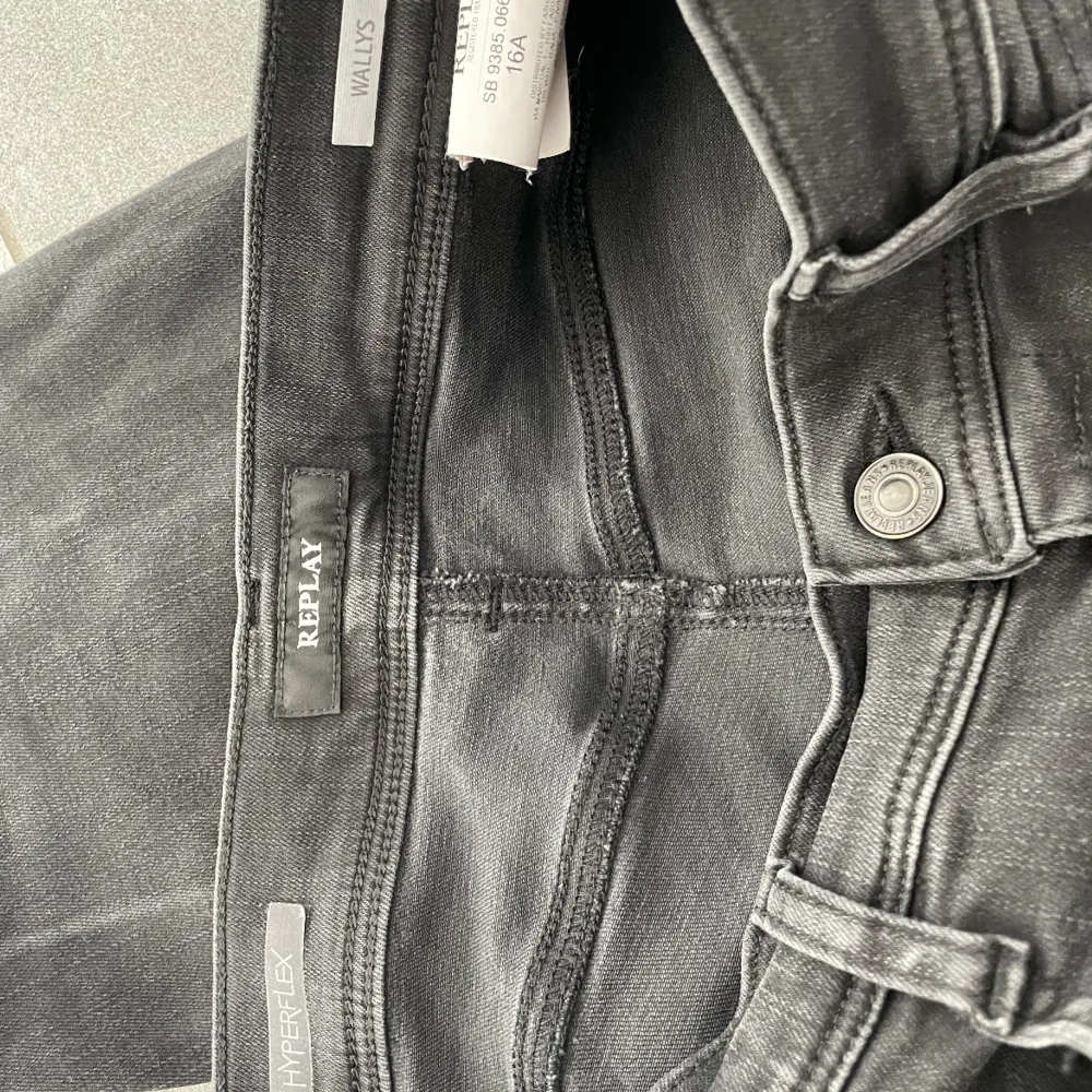 Säljer min brorsas grå jätte snygga jenas. Dem som nya och knappt andvända för att dem är för små. Nypris 1600kr. Jeans & Byxor.
