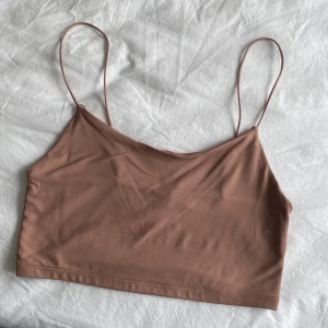 Linne - Hej säljer nu ett fint brunt linne ifrån bershka i storlek L Fin kvalite och knappt använd 