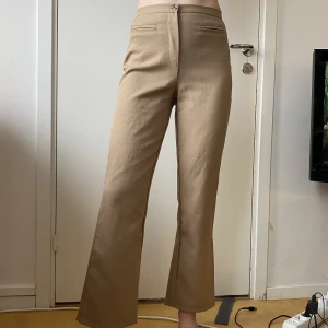 Beige kostymbyxor flared  - Perfekt passform!! Är Strl 36/176cm lång men passarnog bättre på en 38a. Köpt 2hand.