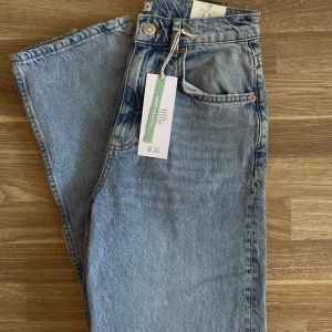 Blå jeans - Jag säljer ett par helt oanvända jeans från Gina tricot i modellen high waist 90s jeans😍Nypris 599, säljer för 249