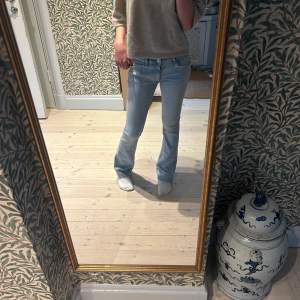 Säljer dessa sjukt snygga Lågmidjade jeans. Inga defekter. Tryck på köp nu om du vill köpa. Startar eventuellt budgivning om många är intresserade.   Midjemåttet- 73cm runt hela midjan.   Inerbenslängden- 82cm