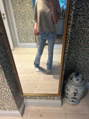 Lågmidjade jeans💗 - Säljer dessa sjukt snygga Lågmidjade jeans. Inga defekter. Tryck på köp nu om du vill köpa. Startar eventuellt budgivning om många är intresserade.   Midjemåttet- 73cm runt hela midjan.   Inerbenslängden- 82cm
