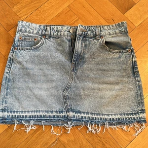 Jeanskjol - Jeanskjol från h&m i storlek 38 så fin 🩵💙