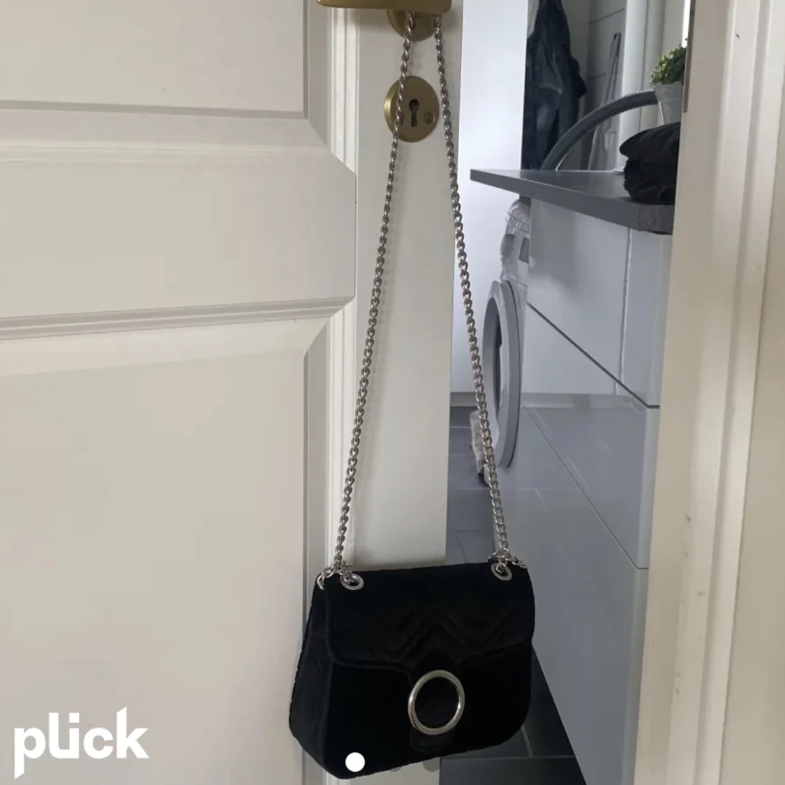 Säljer en svart alldeles ny väska med silvrig kedja, bra med plats i den och ny, banden gör inte ont att ha mot sig och matchar bra till ungefär alla outfits 