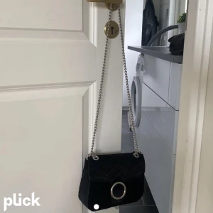 Säljer en svart alldeles ny väska med silvrig kedja, bra med plats i den och ny, banden gör inte ont att ha mot sig och matchar bra till ungefär alla outfits  - En svart väska med silvriga  kedje band, matchar till typ alla outfits!