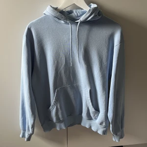 Hoodie  - Fint skick  Kolla gärna in min profil då jag säljer av massa saker, paketpris kan ordnas☺️