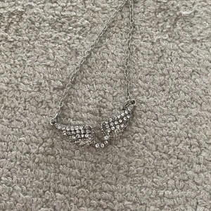 Halsbnad med vingar - Änglavingar halsbnad i silver som tyvärr inte kommer till använding