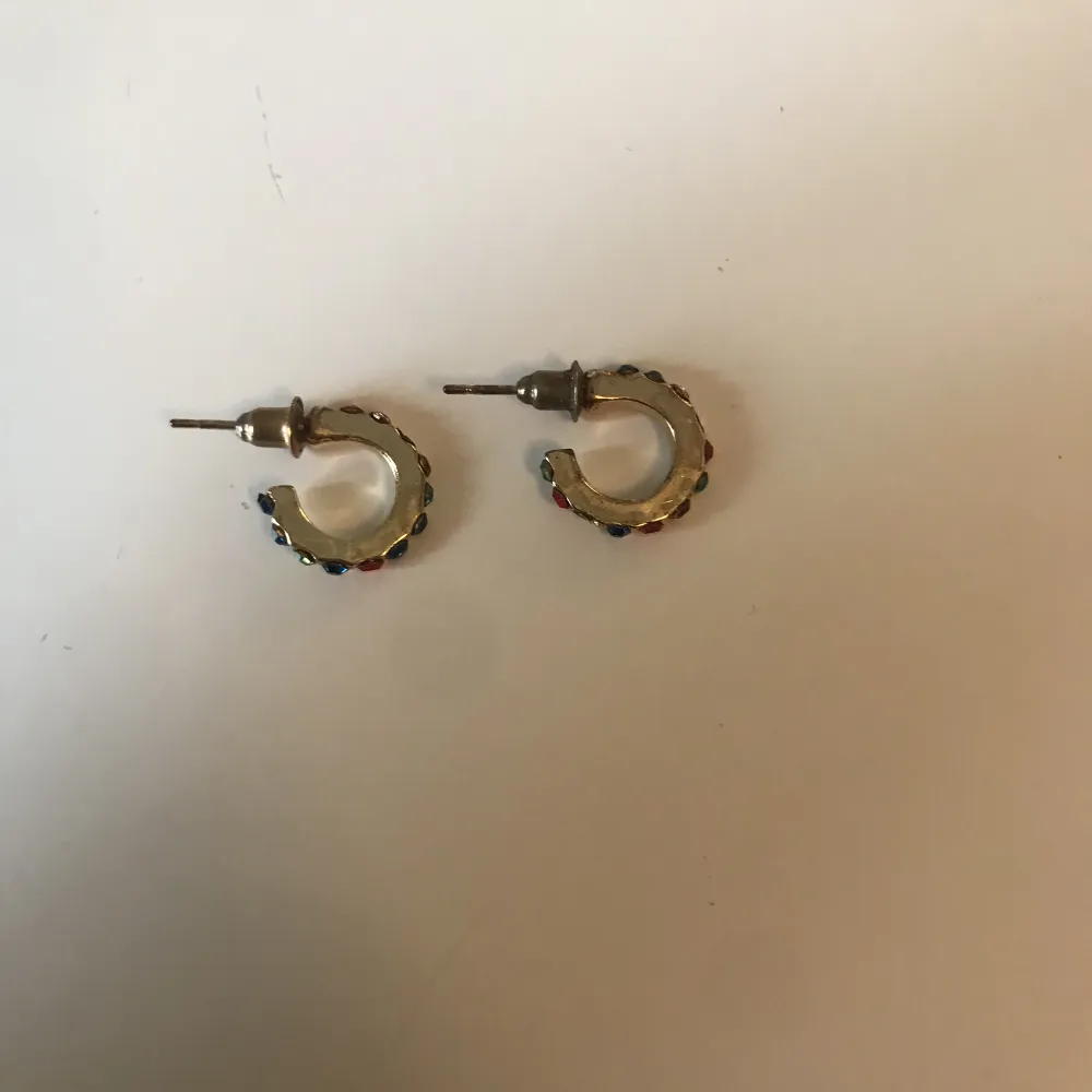 Jättefina örhängen med färgade stenar. Två gula stenar på en örhängen har trillat av men det märker man inte när man har på sig örhängena!  10kr+15kr frakt❤️. Accessoarer.