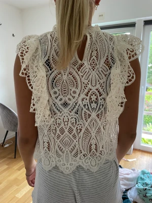 Zara blus  - En gräddvit blus från Zara. Använd fåtal gånger