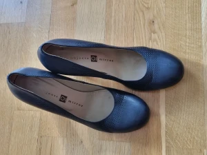 Pumps navy blue  - The shoes are comfortable and in good used condition. Official size 39.5, but the model is small, and I would say that the real size is 38.