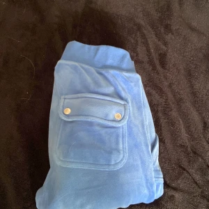 Juicy byxor blåa💙 - Ett par juicy byxor jag läge tänkt på att säja då dem är för stora på mig. Kan tänka mig byta dem men då ska det vara xxs❤️ priset kan diskuteras!