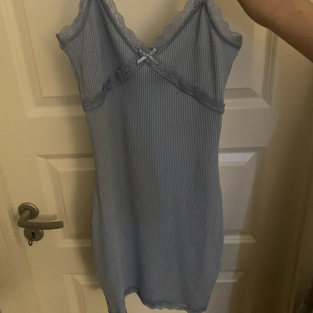 Säljer denna ljusblåa spetsiga klänning från hm då den it kommer till användning, den är helt ny med tillomed prislappen kvar. Klänningar.