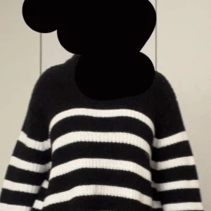 Stickad tröja  - Säljer denna fina stickade tröja som är knappt använd❤️köpt för 499kr 