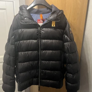 Parajumpers Sheen Jacket - Hej, säljer nu min parajumper jacka då jag köpt en ny. Jackan är köpt från återförsäljare och tags med annat medföljer. Nypris för denna är 6000 kr. Jackan har certifieringskod. Utöver detta är produkten i bra skick, endast ett litet märke på framsidan. 