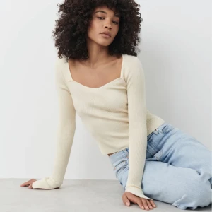 Rib Knitted Topp  - Jätte fin beige långärmad tröja som är perfekt nu till hösten. Tröjan är oanvänd så den är som i nyskick. Ord pris: 300 kr (slutsåld på hemsidan)  Om du har någon fråga så är det bara att kontakta 💓