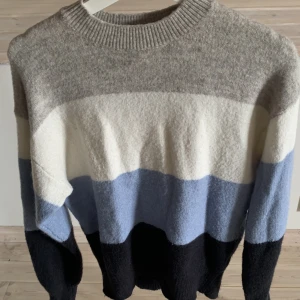 Stickad tröja🖤 - Kommer it till användning, köpare står för frakt, pris kan diskuteras❤️‍🔥