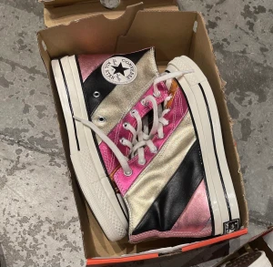 Converse - Skitcoola converse i bra skick som tyvärr inte kommer till användning🪩🫧🌈