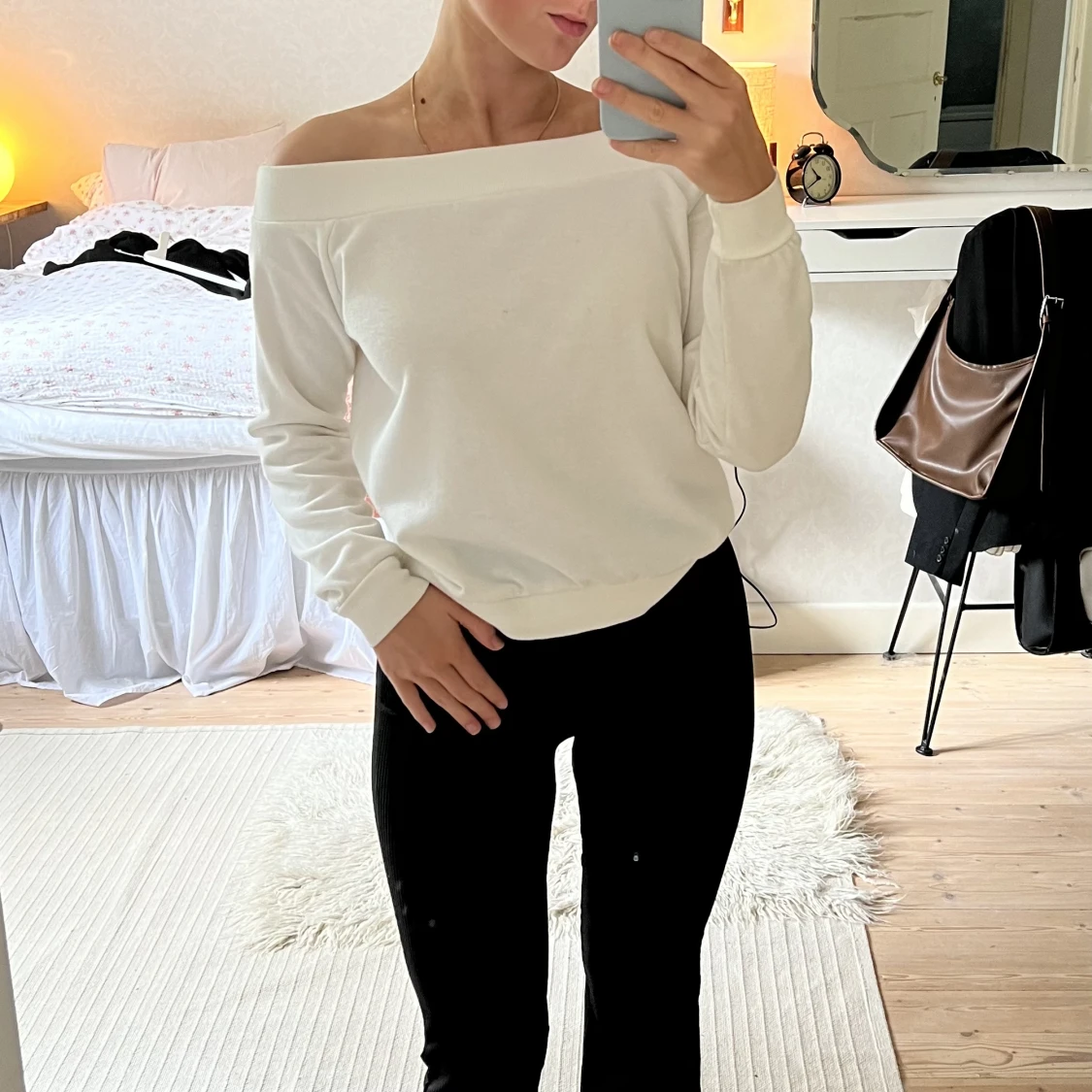 Vit off-shoulder tröja