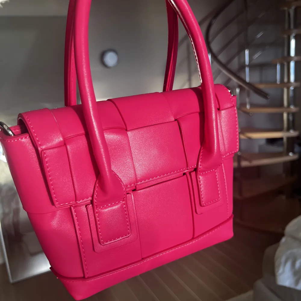 Oanvänd rosa väska, tillhörande justerbar axelrem medföljer💕💕. Väskor.