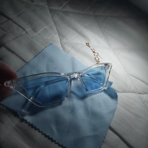 solglasögon - Säljer dessa coola solglasögon. Dem kosta 100kr när jag köpte dem. Säljer för 30 men priset kan diskuteras.