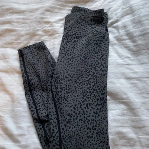 stronger tights - ett par gråa stronger tights med svarta prickar som är använda några fåtal gånger men i mycket bra skick, de är i storlek XS 🤍🖤