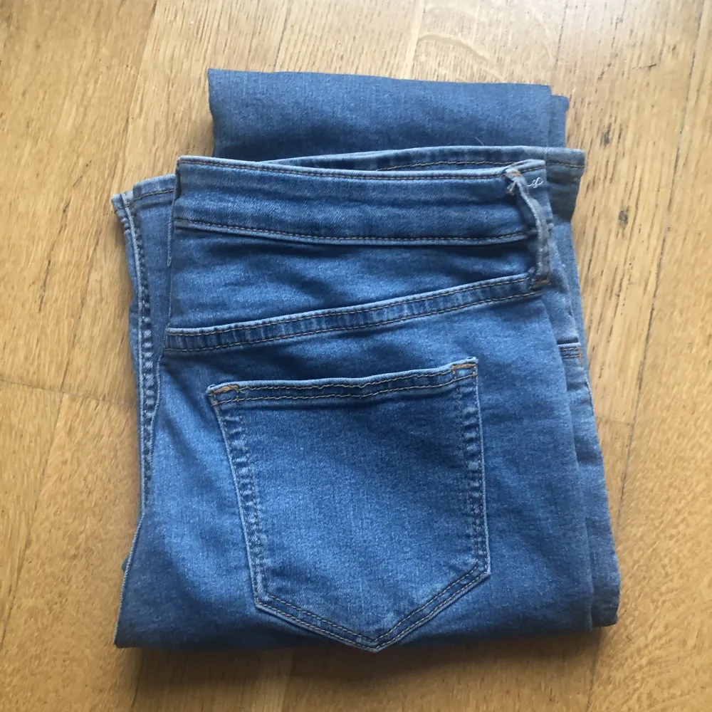  Så jättefina låg midja jeans som tyvärr är för små för mig❣️. Jeans & Byxor.