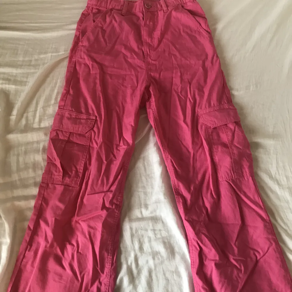 Jätte fina rosa cargos💘 skrynklig för har varit vikt i garderoben sen början av detta året. Använt 1 gång💘 säljer för att jag har nytta stil.. Jeans & Byxor.