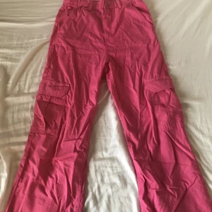 Rosa cargos  - Jätte fina rosa cargos💘 skrynklig för har varit vikt i garderoben sen början av detta året. Använt 1 gång💘 säljer för att jag har nytta stil.