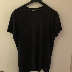 Hilfiger T-shirt - Tommy Hilfiger T-shirt, storlek M. 